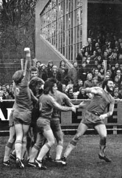 IJsselmeervogels-Heerenveen 2-1 ( KNVB cup). Jaan de Graaf (r) scores the  winning goal in the last minute for IJsselmeervogels, Negerman of  Heerenveen (9). Burgman of Vogels, October 8, 1977, soccer, The Netherlands