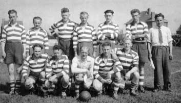 IJsselmeervogels 1955 in vreemde shirts tijdens beslissingswedstrijd te Huizen tegen Quick Boys